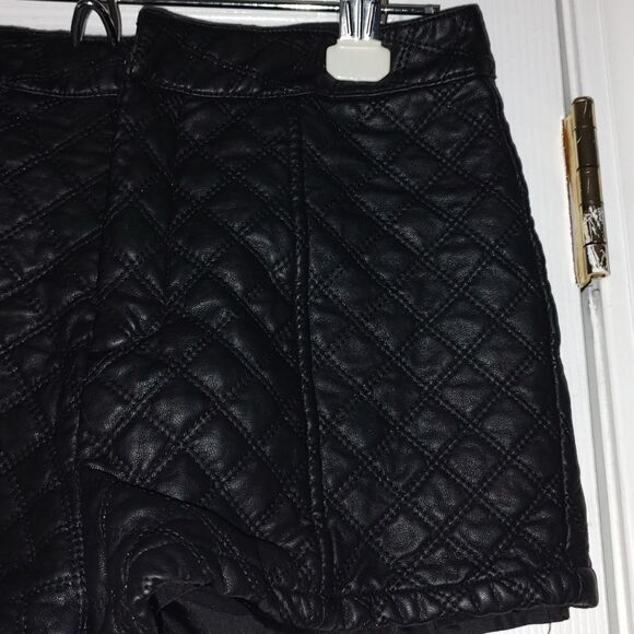 Forever 21 black faux leather quilted shorts Sz M - Picture 2 of 6